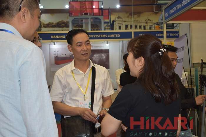 Đại hiện Hiệp hội công nghiệp hỗ trợ Hansiba tới thăm gian hàng Hikari 